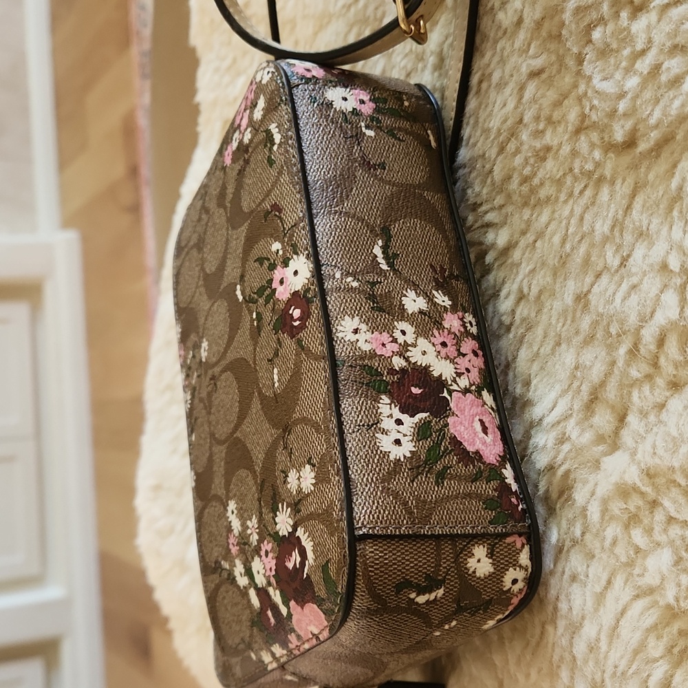 Beautiful Coach Evergreen Wildflower Signatue Camera Style Crossbody Bag 🩷🤍 - Picture 9 of 16